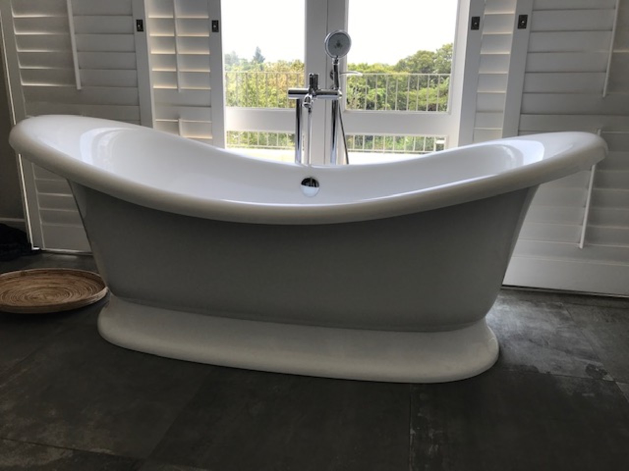 Luxury freestanding slipper tub with chrome mixer